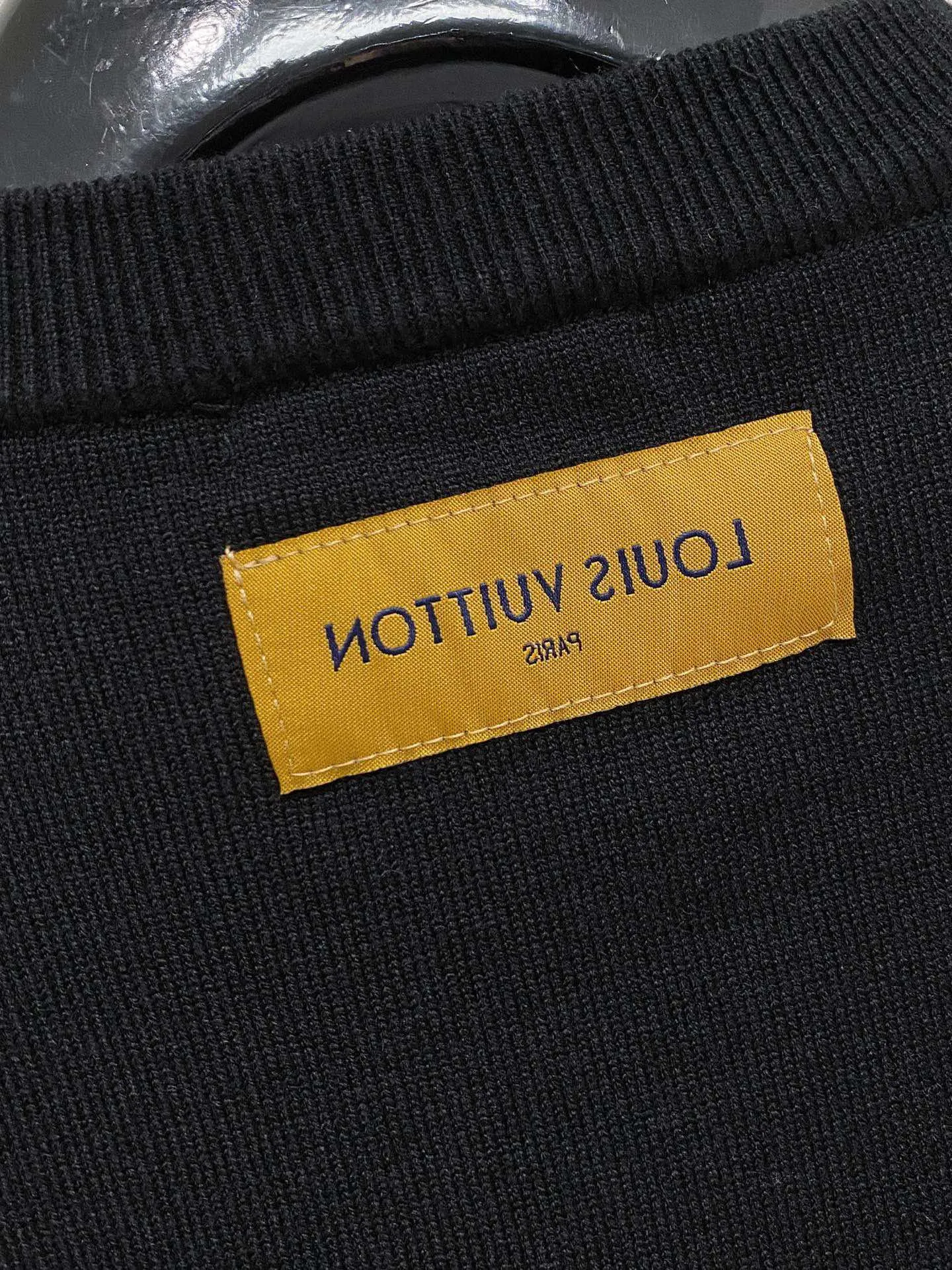 🅿️440 [LV Louis Vuitton] Autumn and winter classic lapel sweater, in full condition! ! ! Wool blended fabric, the latest model in 2025, golden ratio! ! Slim-fitting soft gold, versatile and practical item, the combination and practicality are extremely powerful, simple and elegant, and classy! To create your own style, it is highly recommended to buy it in two colors. The standard slim fit tailoring process is suitable for both young and old men. It is knitted from wool and will not cause any discomfort! While keeping warm, it is stylish, textured and wearable, and the classic logo with contrasting colors on the chest feels in place! ! Recommended for regular customers! ! Size M-3XL (maximum wear: 190 pounds)